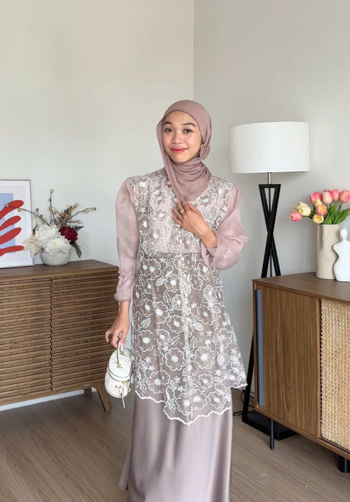 Berra Tunik In Mocca🪞🕊️🤎✨ Lingkar Dada : 105cm Panjang Belakang : 85cm  IDR. 249.500🏷️ #launching #fyppppppppppppppppppppppp #ootdkondangan #lamaran #fyp 