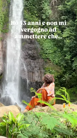 Ho 43 anni e non mi vergogno ad ammettere che… 1- mi sono costruita un lavoro che non tutti capiscono, ma che mi da tante soddisfazioni. Nonostante questo ho spesso paura di fallire e di non essere abbastanza. 2- non ho mai voluto figli e quando dopo il cancro ho dovuto decidere di togliere le ovaie per prevenzione non ho avuto difficoltà a fare questa scelta. 3- ho spesso l’ansia, ogni tanto il mio cervello riesce a pensare solo a quello che andrà male. Mi figuro tutti gli scenari peggiori e cerco soluzioni in caso accadano. 4- amo viaggiare, ma nonostante questo prima di ogni partenza sono agitatissima come la prima volta. 5- vorrei vivere a Bali, ma so che per le nostre esigenze di oggi non puo’ essere la nostra casa. 6- so quali contenuti potrebbero far crescere questo profilo, ma non corrispondono a ciò che siamo e quindi non li voglio fare. 7- non ho molti amici, sono diventata diffidente con gli anni. Ho paura di affezionarmi e di essere abbandonata. 8- non ho la patente. Mi prende il panico all’idea di guidare qualsiasi cosa. …sono solo alcune, ma grazie di aver letto fin qui, e voi…avete qualcosa da confidare? #factsaboutme #storytime #fear #adulthood 