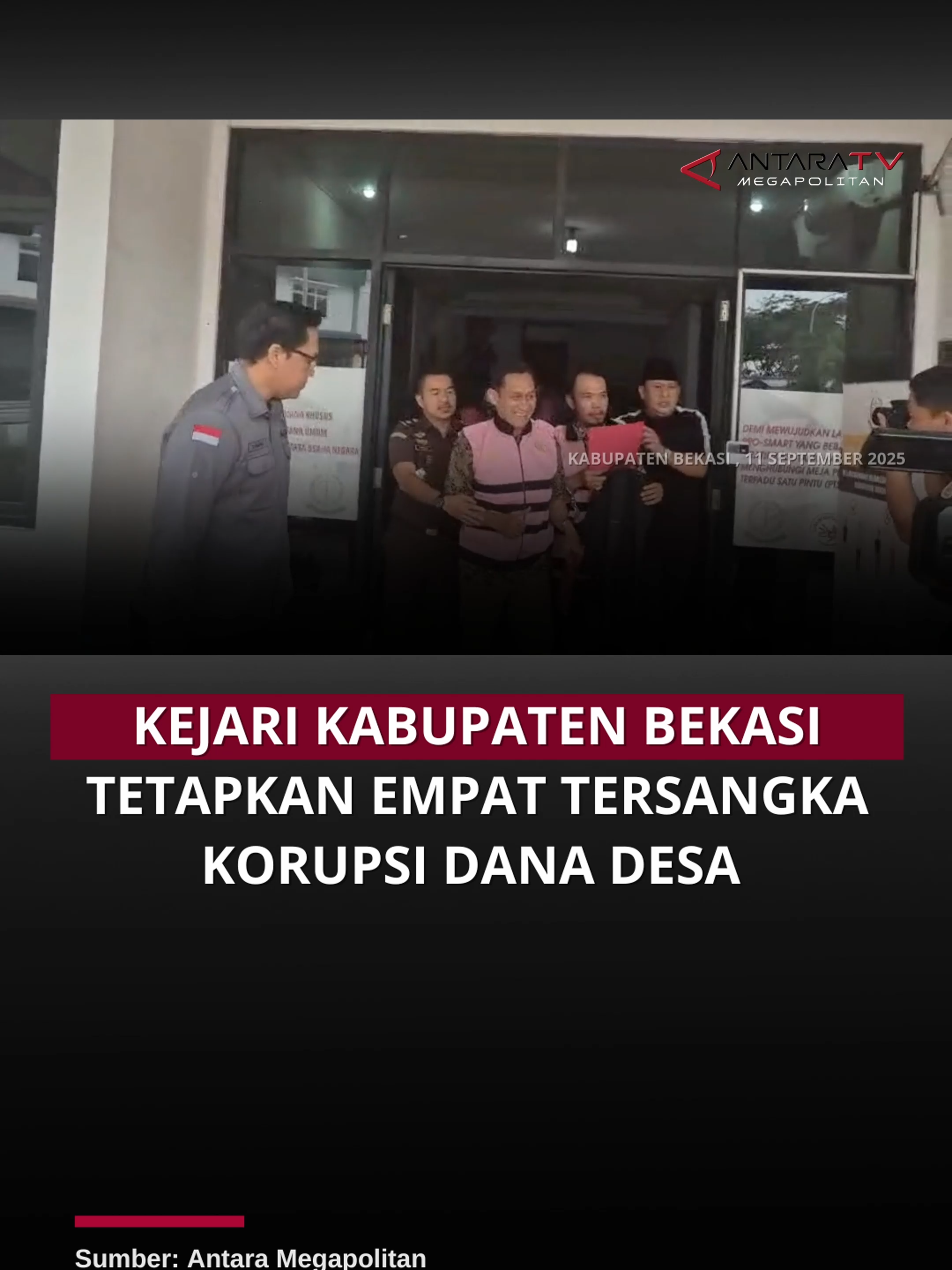 Kejaksaan Negeri Kabupaten Bekasi menetapkan empat tersangka kasus korupsi dana desa Sumberjaya, Tambun Selatan, senilai Rp2,6 miliar pada tahun anggaran 2024. Tersangka terdiri dari Penjabat Kepala Desa, Sekretaris Desa, Kaur Keuangan, dan Direktur CV terkait. Mereka diduga menyalahgunakan APBDes untuk kepentingan pribadi. Penyidikan melibatkan 29 saksi, empat ahli, dokumen, dan 142 barang bukti. Para tersangka ditahan 20 hari di Lapas Cikarang dan dijerat pasal korupsi dengan ancaman lima tahun penjara. Penyidikan akan terus dikembangkan. (Antara TV Megapolitan/Pradita Kurniawan Syah/Mutia Mellani) #korupsi #kasus #danadesa#KorupsiDanaDesa #Kabupatenbekasi #Infobekasi  #BekasiBersih #TangkapKoruptor #TransparansiDesa  #DanaDesaAman #TegakkanHukum #PublikPantau #StopKorupsi #KejariBekasi