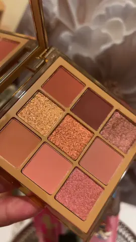 @Huda Beauty #eyeshadow #eyeshadowpalette #hudabeauty #makeup #fyp 