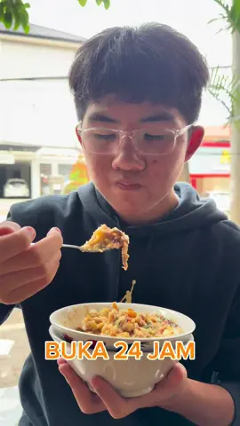 BUBUR AYAM LEGENDARIS SEJAK 1988 #food #kuliner #Foodie #foodies #mukbang   Bubur Ayam Sukabumi di Tebet adalah salah satu tempat makan yang sangat populer dan dikenal dengan rasa bubur ayam yang khas dan lezat.  Berikut beberapa informasi tentang Bubur Ayam Sukabumi Tebet : - Alamat: Jl. Tebet Barat Dalam II No. 2, Tebet, Jakarta Selatan - Jam Buka: 24 jam - Harga: Mulai dari Rp15.000 - Rp42.000 - Menu: Bubur ayam spesial, bubur ayam keju, bubur ayam seafood, nasi goreng, mie goreng, bakso, cumi goreng, dan lain-lain Bubur Ayam Sukabumi sudah berdiri sejak tahun 1988 dan dikenal karena rasa gurih dan lezatnya, dengan topping seperti suwiran ayam, cakwe, daun seledri, dan bawang goreng. Tempat ini sangat cocok untuk dinikmati kapan saja, terutama bagi mereka yang suka makanan hangat dan lezat di tengah malam. Selain bubur ayam, Bubur Ayam Sukabumi juga menawarkan berbagai menu lain seperti nasi, mie, kwetiaw, seblak, dan olahan daging ayam serta seafood. Porsi yang disajikan juga cukup pas, sehingga kamu bisa merasa kenyang dan puas. 