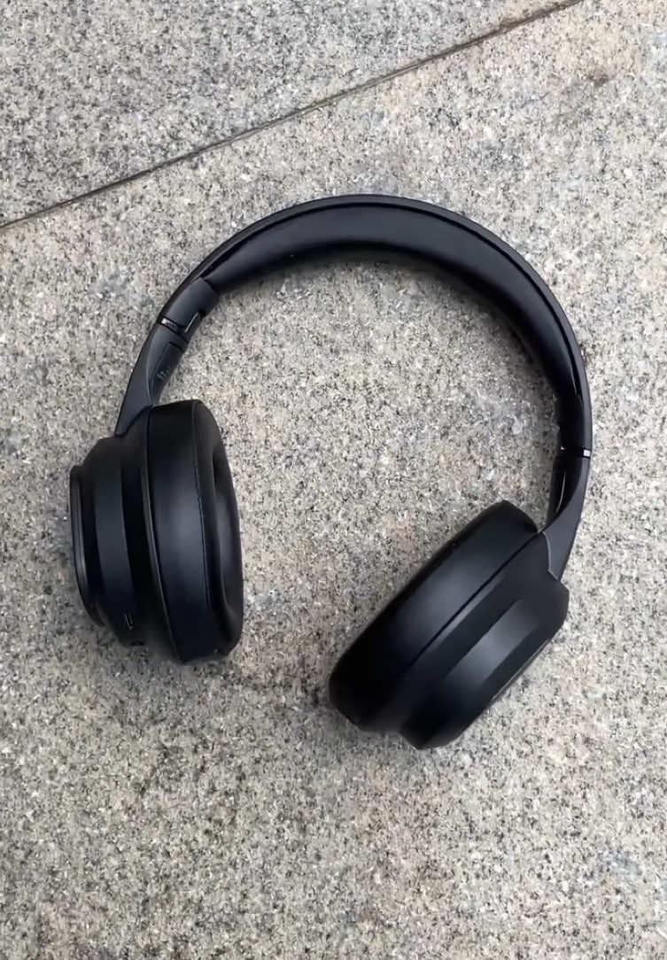 I’ve never seen earbuds with touch screens before—these are insane!.#hyundai #headphones #earbudswireless #ClipOnEarbuds#affordablefinds