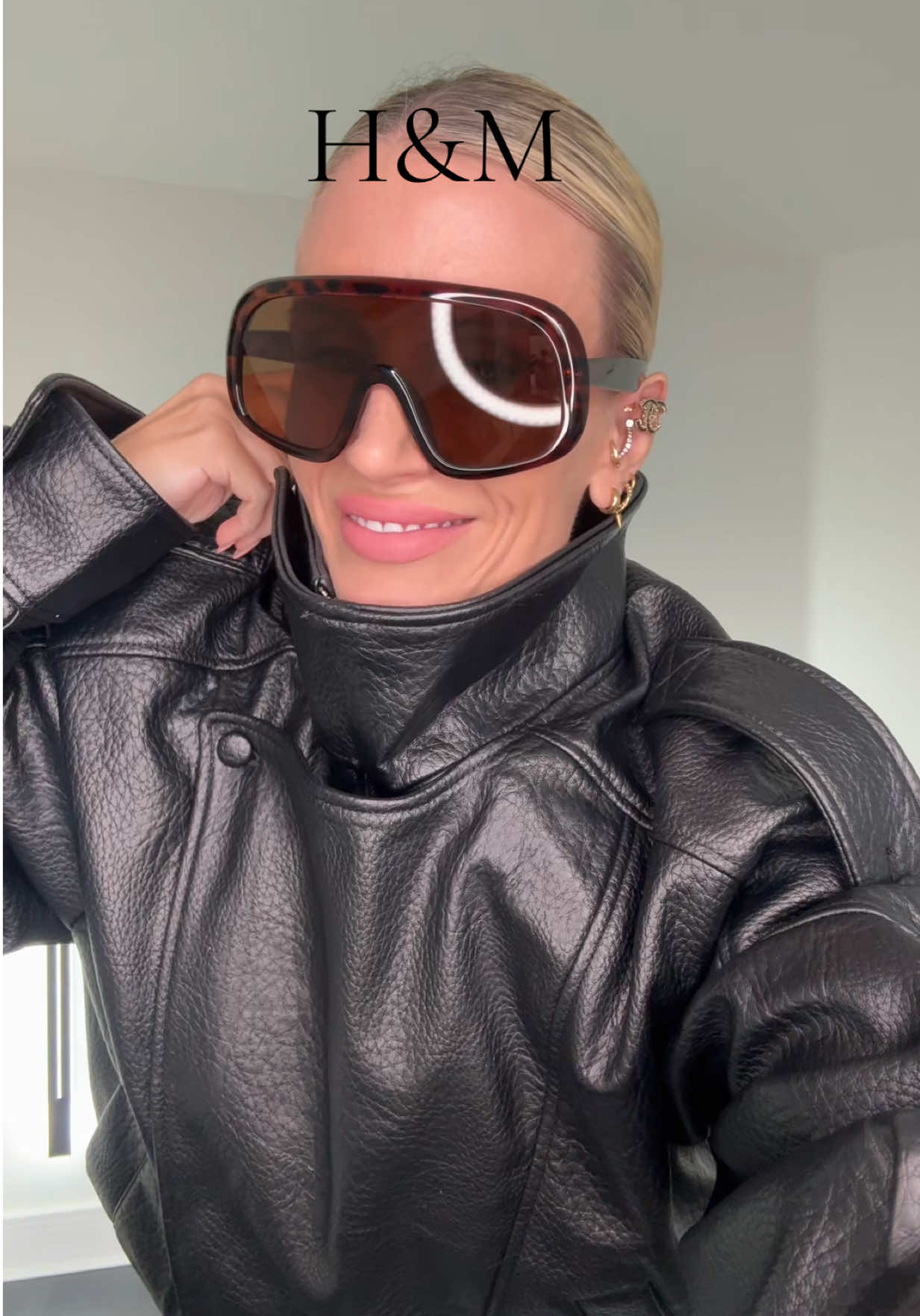 H&M sunglasses 🕶️🖤 What do we think - can I pull them off? #hm #hmsunglasses #momfashion #fashionover40 #over40style 