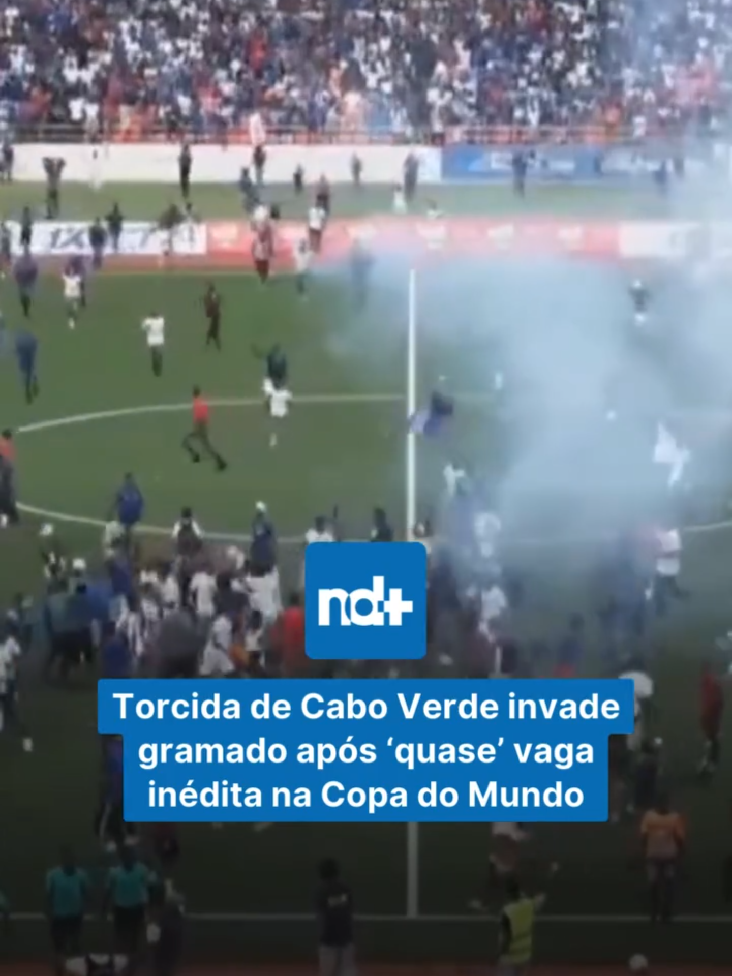 A seleção do Cabo Verde venceu o Camarões por 1 a 0 nesta terça-feira (9) e está muito próxima de fazer história e garantir a vaga na Copa do Mundo de 2026. Após o apito final no jogo válido pelas Eliminatórias da África, a torcida não conseguiu conter as emoções e invadiu o gramado do Estádio Nacional. A classificação inédita está muito próxima, e basta vencer um jogo. A Seleção chegou aos 19 pontos em oito jogos disputados, e lidera de forma isolada o grupo D da competição. 📷 FIFA+/ND #CaboVerde#Camarões#Eliminatórias#CopadoMundo#FutebolAfricano#Histórico#EstádioNacional#Torcida#Futebol