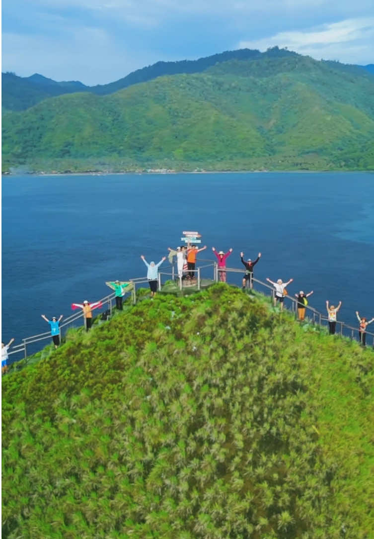 🌊✨ Pemandangan dari Puncak Pulo Dua ✨🌊 Dari atas bukit kecil di Pulo Dua Island, mata dimanjakan dengan panorama laut biru tak berujung dan hamparan pulau hijau yang eksotis. 🌴💙 Setiap langkah mendaki terbayar lunas dengan pemandangan yang bikin lupa kata-kata. Dari ketinggian ini, kamu bisa melihat gradasi laut, langit, dan pulau yang menyatu jadi lukisan alam sempurna.🌅 📸 Spot terbaik untuk menikmati sunset, bersantai, dan merasakan betapa indahnya Banggai dari sudut pandang berbeda. ✨ Pulo Dua bukan hanya soal pantai, tapi juga keajaiban panorama dari puncaknya. #banggaitourtravel #explorebanggai #banggaitrip #banggaitour #banggaitravel          