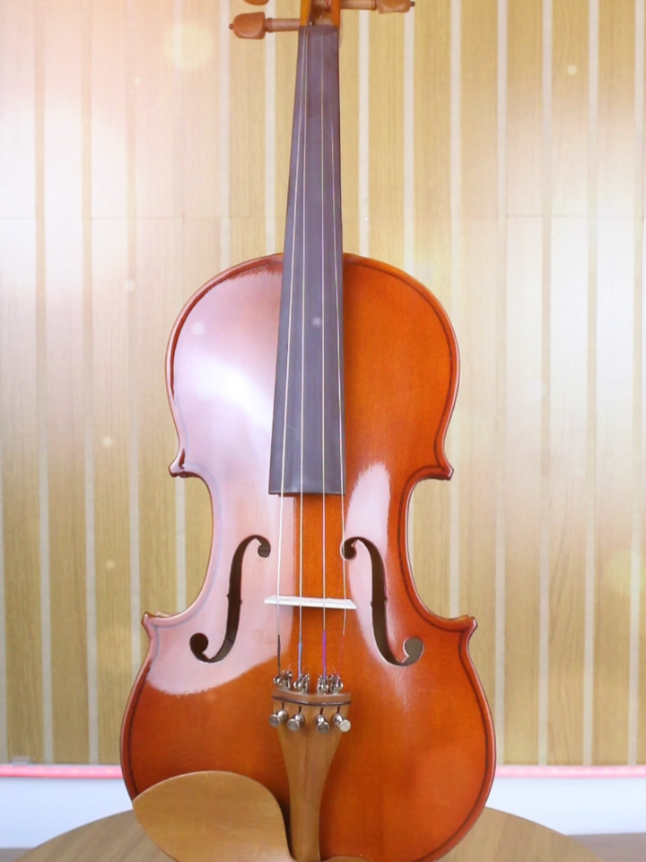Se você busca um violino completo e de alto padrão, este modelo 4/4 é a escolha ideal para estudantes e músicos em evolução que desejam qualidade, beleza e sonoridade marcante. Construído com tampo em pinho abeto maciço e corpo em maple, ele proporciona projeção sonora clara, brilho e excelente sustentação. O espelho em ébano garante conforto e precisão, enquanto o cavalete barroco em maple potencializa a vibração das cordas. Os acessórios em boxwood (cravelhas, pestana, queixeira e estandarte com micro-afinadores) oferecem estabilidade de afinação e durabilidade. O arco octogonal com crina animal garante resposta natural e sensibilidade em cada nota, complementando o conjunto com refinamento. Além disso, o violino acompanha case térmico retangular com logo bordado e breu, oferecendo segurança e praticidade no transporte. ✅ Violino 4/4 clássico completo com acessórios ✅ Madeiras maciças: pinho abeto e maple para som encorpado ✅ Espelho em ébano e cavalete barroco para maior precisão ✅ Arco octogonal com crina animal para resposta natural ✅ Case térmico de luxo para proteção e transporte seguro 🎶 Um violino sofisticado, com acabamento em verniz brilhante, perfeito para quem deseja unir tradição, beleza e performance musical. #Violino #ViolinoClassico #InstrumentosMusicais #Musicos #ViolinoProfissional #SomClássico #EstudosMusicais #MusicaClassica #ViolinoCompleto #ViolinoComCase