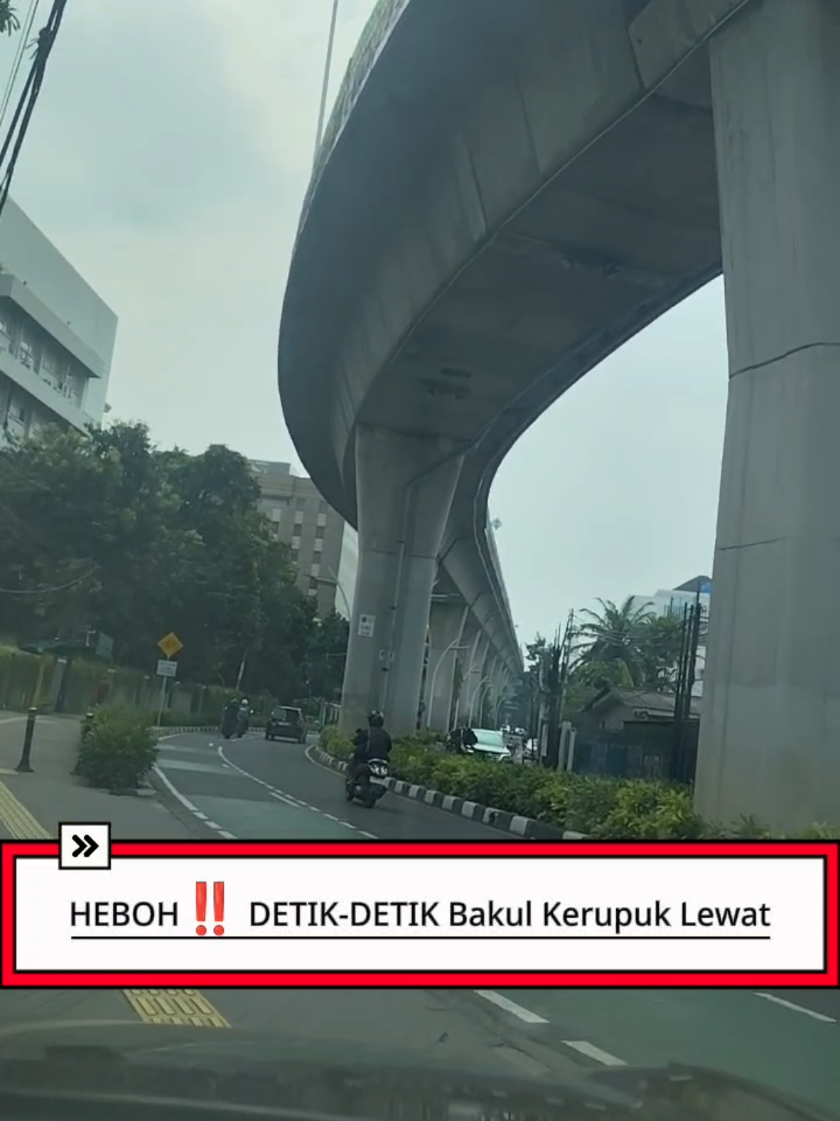 Heboh!! Detik-detik Bakul Kerupuk lewat #fyp #foryou #foryoupage #beritatiktok #beritaterkini 