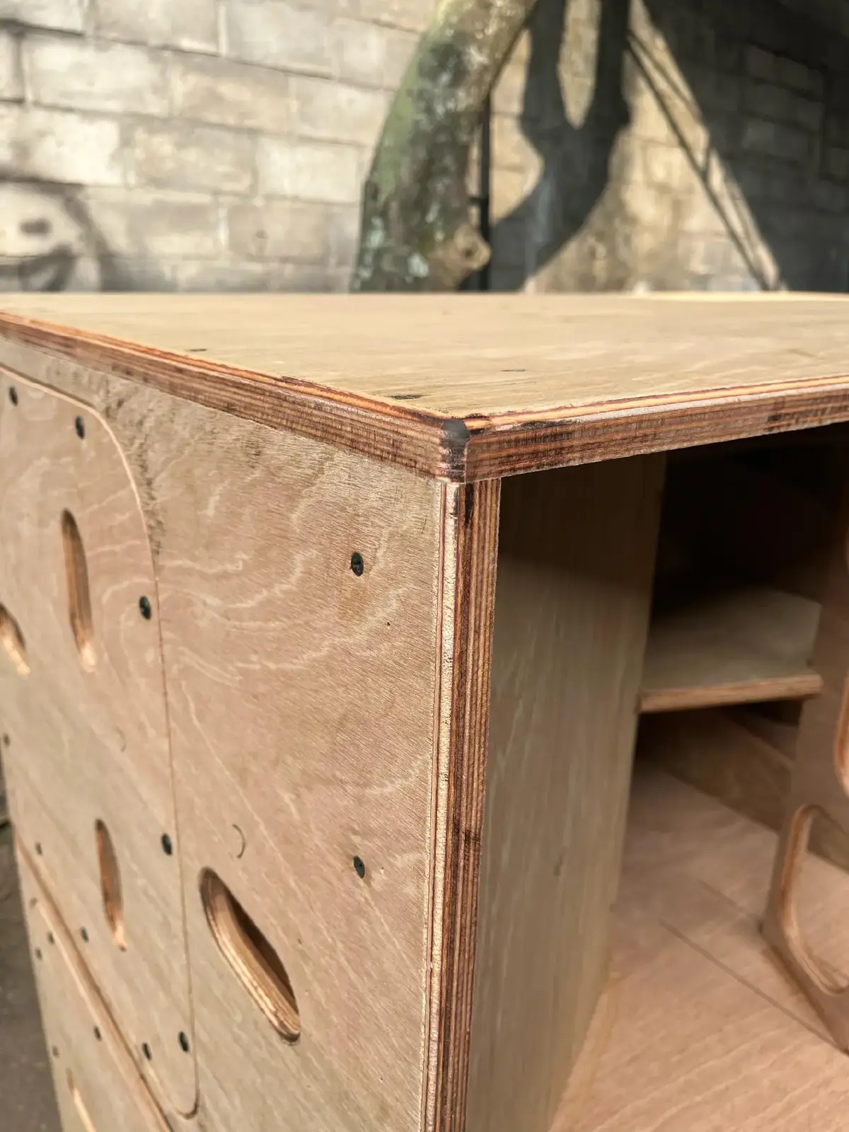 bahan kualitas super padet dan tidak mudah pecah saat dipaku atau diskrup,Finishing menggunakan resin sehingga membuat box tahan terhadap goresan dan air menjadikan box tahan lama walaupun terkena hujan ASLI JOSJISS KAKS😁😁#rezaproduction_12 #boxspeakercustom #soundsystemjatim #pengrajinboxspeaker #fyp 