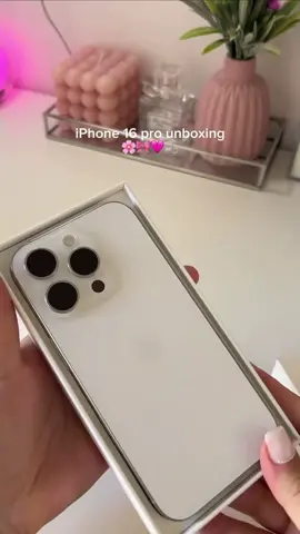 iPhone 16 Pro: 	•	จอ 6.3″ OLED ProMotion 120Hz, Always-On Display   	•	ชิป A18 Pro + Neural Engine ใหม่   	•	กล้องหลัง 3 ตัว: 48MP main + 48MP ultra-wide + 12MP telephoto (5× ซูม)   	•	ตัวเครื่องไททาเนียมกันรอย IP68 กันน้ำลึก 6 เมตร 30 นาที   	•	ความจุเริ่มที่ 128 GB — สูงสุดถึง 1 TB  