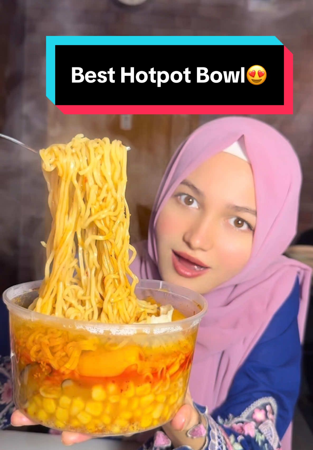 Karachi ka best Hotpot Bowl😍 📍Sizzlewok main sharfabad chowrangi  . Hotpot bowl 1000Rs 2 dumplings  2 sausages Corn  Mushrooms  Green onions  Noodles  All infused in spicy broth . Steam dumplings  500rs (6pcs) with chilli oil . Mac&cheese 1000rs . Mexican chicken with rice 1099rs @sizzlewok  #foryou #foryoupage #viral #viralvideo #viraltiktok #trending #trendingtiktok #trendingnow #food #foodtiktok #FoodLover #onthisday #chinesefood #hotpot #hotpotbowl #share #reels #repost #foodreview 