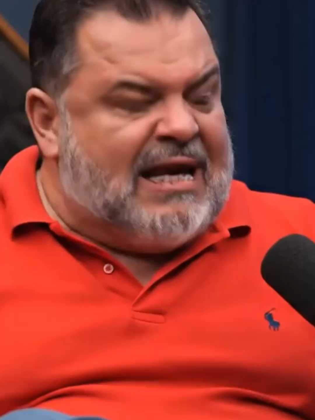 Quem aplaude político que dá esmola… vai continuar de chapéu estendido na mão.