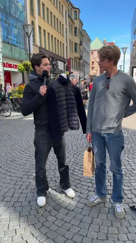 När kommer någon att gissa rätt? Cardiganen finns att köpa på sicurofashion.con #moncler #cardigan #fashion #fy #viral 