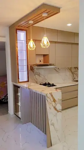 💎 Cocina en sinterizado premium con betas marcadas 💎 Diseño recto con barra y pata diagonal, salpicaderos altos y una combinación moderna: piso con betas suaves, muebles inferiores en madera clara y superiores en color plano. 📍 Instalación en Chaparral. 👉 Si quieres una cocina única como esta, contáctanos.