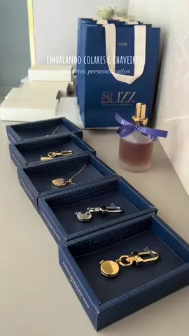 ✨ Embalando histórias em forma de acessório ✨ Nossos relicários personalizados estão disponíveis em chaveiro e colar, no banho de ouro e prata. Um detalhe cheio de significado para guardar pertinho do coração 💛🤍 #jewelry #accessories #joias #joiaspersonalizadas #personalizados 