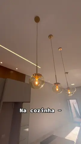 E assim ficou o resultado final, melhor do que eu poderia imaginar ❤️‍🩹✨ pra quem gostou esse é o modelo Pendente Jaboticaba Dourado Globo de vidro Âmbar #fy #diariodecasanova #enxovaldecasanova🏠💖 #foryou #creatorsearchinsights 