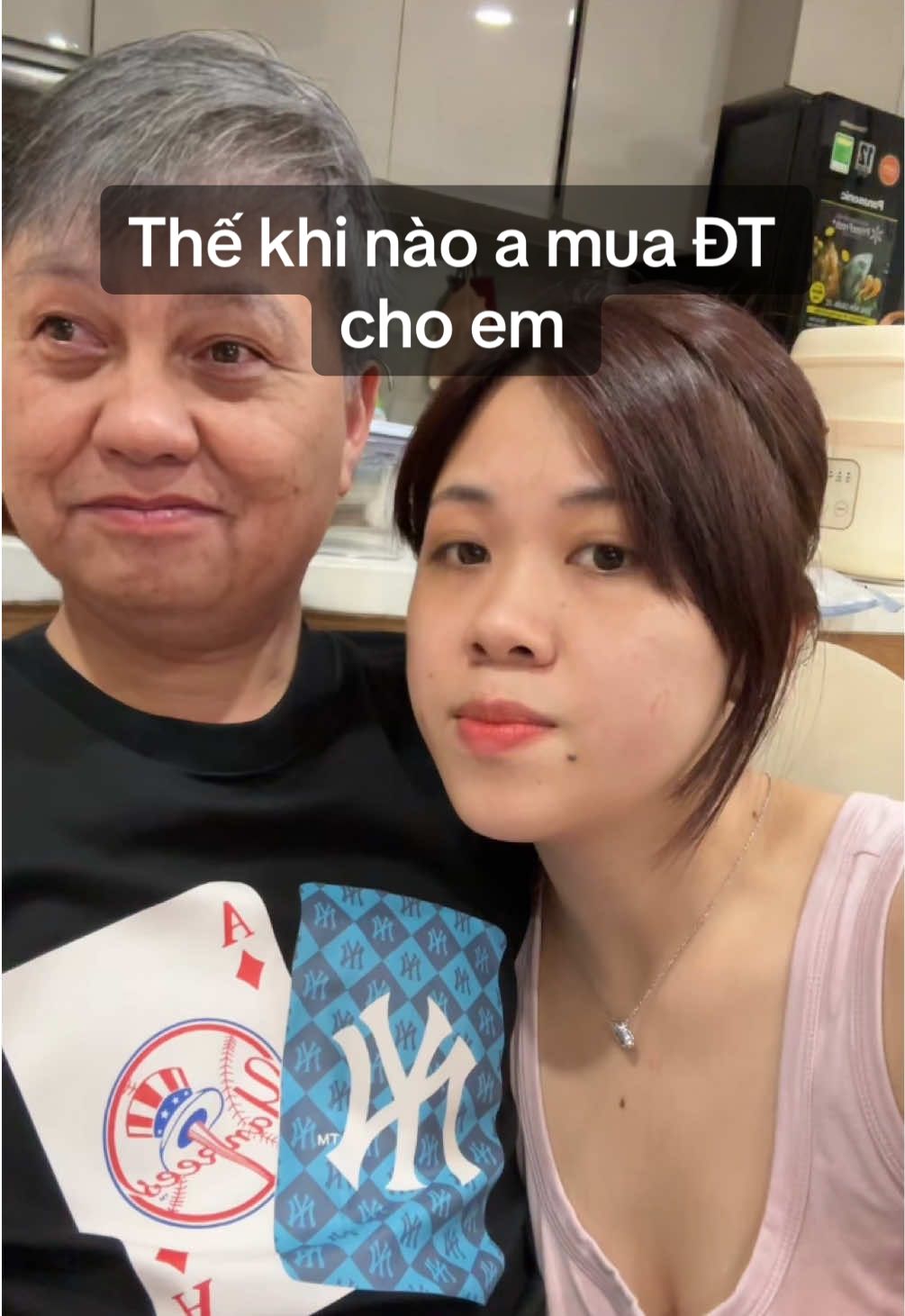 Thế khi nào anh mua đt cho e #trending #giadinhmitom #memitomday #ip17 