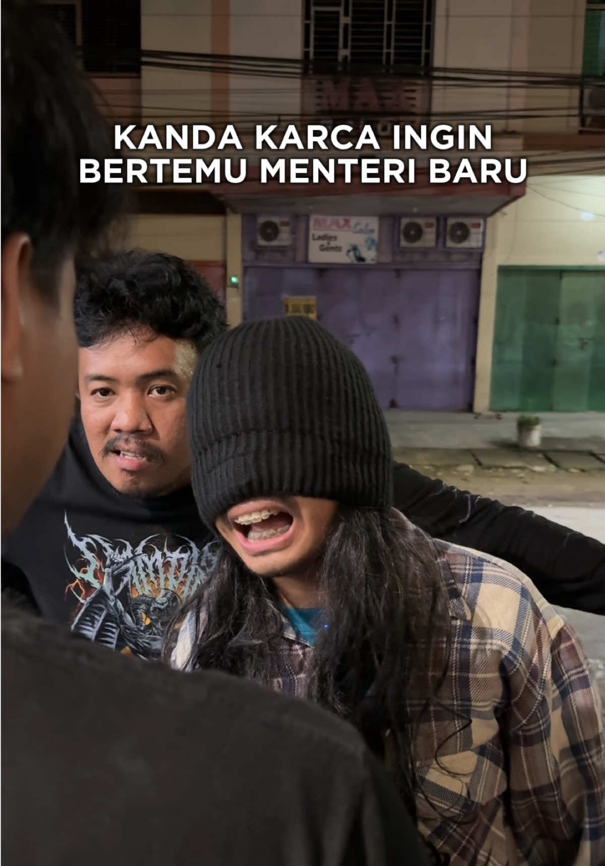 Kanda karca perhatikanmu dari kejauhan