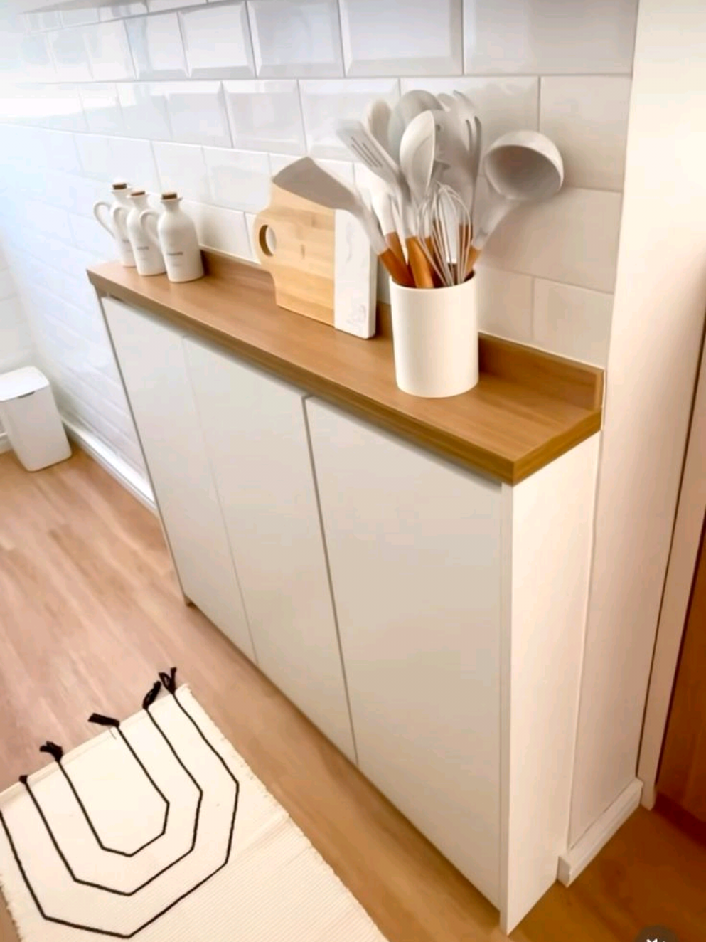 essa mini despensa vai salvar sua cozinha que está sem espaço!  link nos comentários ✨  #apartamento #casa #kitchen #cozinha #armário 