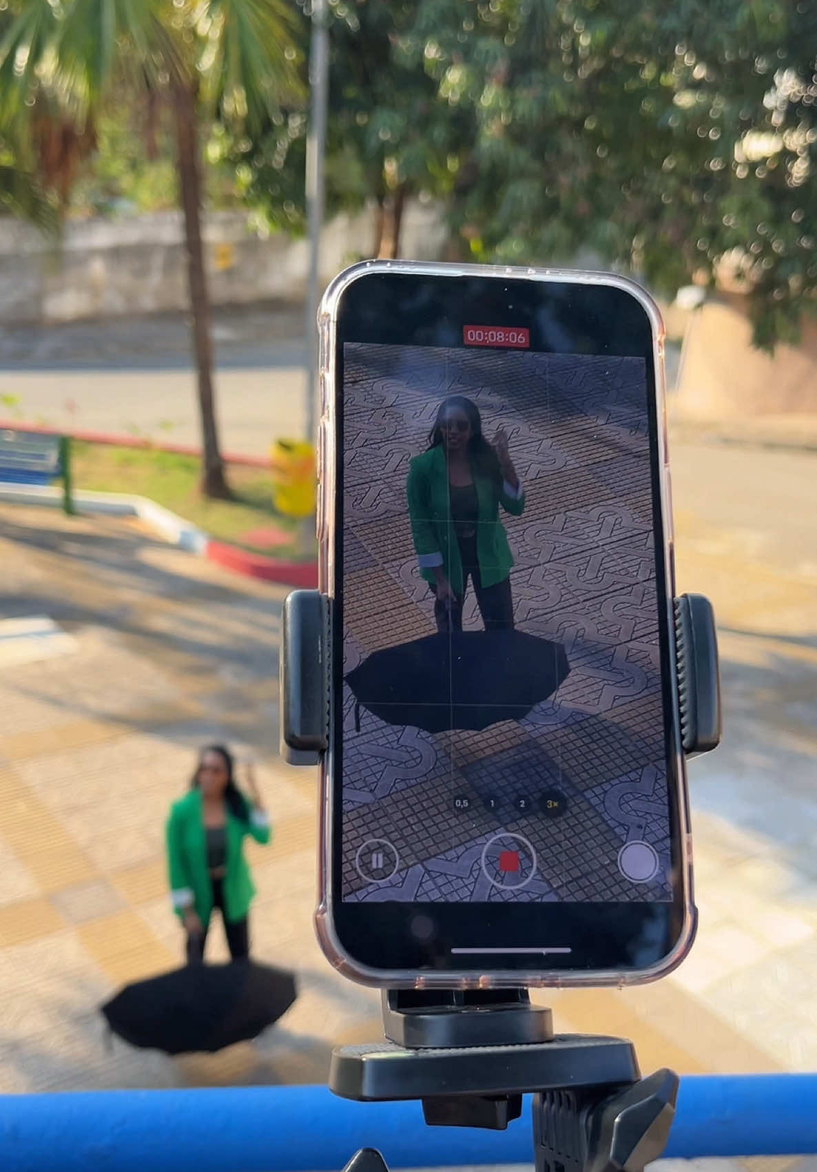 É assim que faz o efeito da sombrinha que tá bombando nas redes!  Essa trend funciona muito pra mudar de look! 😍 Já salva pra fazer e me segue pra mais conteúdos!  #criacaodeconteudo #edicaodevideo #marketingdigital 