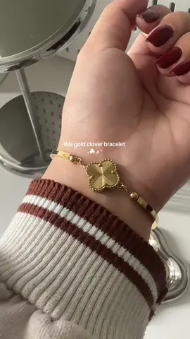 Obsessed with gold accessories .☘︎ ݁˖༘⋆ love this clover bracelet ✨ #bracelet #goldbracelet #accessories #cloverbracelet #giftideas 