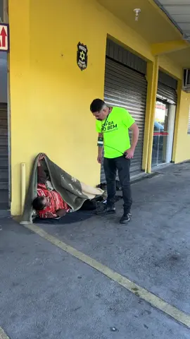 Abordei esse morador de rua #colombo #policia #ajuda #pegadinhas #bondade 