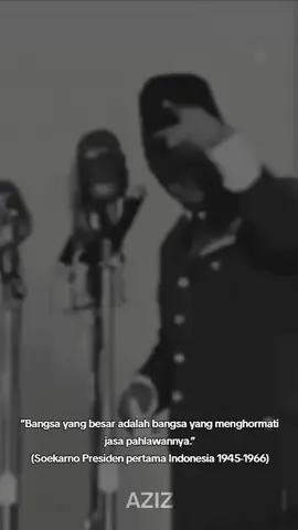Soekarno, lahir pada 6 Juni 1901 di Surabaya, Jawa Timur, adalah seorang tokoh penting dalam sejarah Indonesia yang berperan sebagai Presiden pertama Republik Indonesia. Berikut adalah kisah singkat tentang Soekarno: Masa Awal Kehidupan dan Pendidikan: Soekarno lahir dari pasangan Raden Soekemi Sosrodihardjo dan Ida Ayu Nyoman Rai. Ayahnya adalah seorang guru, dan ibunya berasal dari keluarga bangsawan Bali. Soekarno menempuh pendidikan di Sekolah Dasar Belanda (Europeesche Lagere School) dan kemudian melanjutkan ke Sekolah Teknik Tinggi (Technische Hogeschool) di Bandung, di mana ia lulus sebagai insinyur sipil pada tahun 1926. Peran dalam Perjuangan Kemerdekaan: Soekarno aktif dalam pergerakan kemerdekaan Indonesia sejak muda. Ia bergabung dengan organisasi seperti Jong Java dan kemudian menjadi salah satu pendiri Partai Nasional Indonesia (PNI) pada tahun 1927. Soekarno dikenal sebagai orator ulung dan mampu memobilisasi massa untuk mendukung perjuangan kemerdekaan Indonesia. Proklamasi Kemerdekaan: Pada 17 Agustus 1945, Soekarno bersama dengan Mohammad Hatta memproklamasikan kemerdekaan Indonesia di Jalan Pegangsaan Timur No. 56, Jakarta. Soekarno membacakan teks proklamasi yang menandai dimulainya era baru bagi bangsa Indonesia. Presiden Pertama Republik Indonesia: Soekarno menjabat sebagai Presiden Republik Indonesia dari tahun 1945 hingga 1966. Selama masa pemerintahannya, ia berusaha untuk membangun Indonesia melalui berbagai program pembangunan dan kebijakan yang bertujuan untuk meningkatkan kesejahteraan rakyat dan memperkuat negara. Demokrasi Terpimpin: Pada tahun 1959, Soekarno memperkenalkan sistem Demokrasi Terpimpin, yang memberikan lebih banyak kekuasaan kepada presiden dan mengurangi peran parlemen. Sistem ini menuai kritik karena dianggap mengarah pada otoritarianisme. Pengaruh Internasional: Soekarno juga dikenal karena perannya dalam gerakan Non-Blok dan Konferensi Asia-Afrika yang diadakan di Bandung pada tahun 1955. Ia berusaha untuk memperkuat posisi Indonesia di kancah internasional dan mempromosikan kerja sama antara negara-negara berkembang. Penggulingan dan Akhir Kehidupan: Pada tahun 1966, Soekarno digantikan oleh Suharto setelah peristiwa Gerakan 30 September (G30S). Soekarno hidup dalam tahanan rumah dan wafat pada 21 Juni 1970 di Jakarta. Soekarno meninggalkan warisan besar dalam sejarah Indonesia sebagai proklamator kemerdekaan dan presiden pertama negara ini. Meskipun kontroversial, ia tetap dihormati sebagai tokoh yang berperan penting dalam pembentukan Indonesia modern . #soekarno #sejarahindonesia #kutipan #sejarah #fyp 