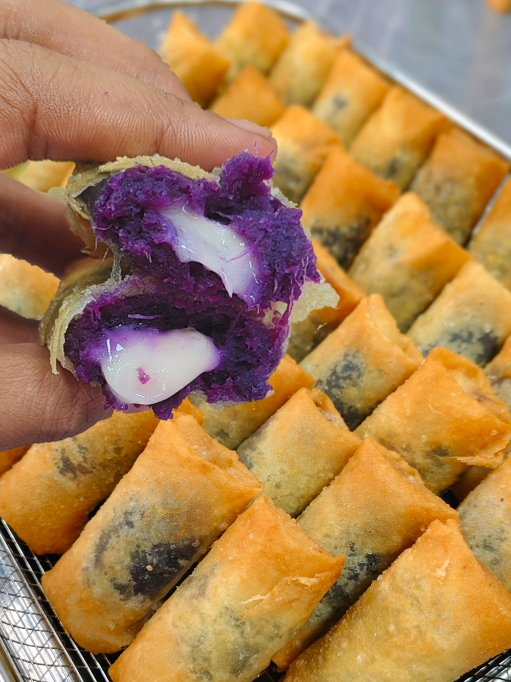 LUMPIA UBI UNGU ISI KEJU LUMER @KELUARGAHAMZAH   Bahan-bahan: 850gr ubi ungu {berat bersih} (8000) 5 sdm gula pasir (1000) 2 sct kental manis (3000) 1 sct vanili (500) 1 sdm margarin (1000) 160gr keju oles (12.000) 1 sct kental manis (1500) 2 sdm tepung terigu sedikit air 40 lembar kulit lumpia (8462) Minyak goreng+gas+dll (10.000) Modal -+ Rp 44.462 jadi 40 pcs. Modal per pcs= 44.462 : 40 = 1111 jika jual 2000, omset= 2000x40 = 80.000 Untung= omset - modal                = 80.000 - 44.462                = 35.538 Atau jual sesuaikan dengan modal di daerah masing-masing. #UbiUngu #UbiUnguKeju #LumpiaGoreng #CemilanUnik 