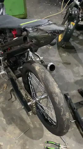Ada yang ngalamin? Tromol becak ga pnp? Tonton buat referensi.  Oh iya ada penjelasan yang belum tersampaikan di video kenapa setelan rujinya agak miring ke kanan karna kalo pgn lurus tengah bisa yang otomatis adaptor gear semakin tebal tapi dengan catatan bagian cakram akan semakin keluar yang buat space atau ruang buat bracket kaliper lebih sempit dan di khawatirkan bracket ga cukup tebal karna posisi cakram terlalu keluar dan juga kalo kalian mau pake kaliper dengan piston kiri kanan bakal kesulitan karna ruangnya yang sempit buat nambah spacer pada bagian cakram  Sedikit sharing dan informasi nya TERIMAKASIH Btw ceritain keluh kesah kalian buat pnp in tromol kayak gini di komentar!! 🤣🤣🙏🏻 #mxking150 #yamaha #tromolcustom #tromolbecak #pnp 