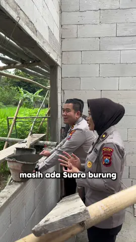 Meninjau langsung progres pembangunan Satuan Pelayanan Pemenuhan Gizi (SPPG) di wilayah Jimbe, Kecamatan Kademangan, Kabupaten Blitar. SPPG merupakan dapur layanan yang menyediakan makanan bergizi sesuai standar Badan Gizi Nasional (BGN), dan menjadi mitra strategis dalam Program Makan Bergizi Gratis (MBG). Program MBG adalah program prioritas Presiden yang bertujuan meningkatkan gizi anak-anak, ibu hamil, dan ibu menyusui, sebagai langkah konkret dalam mendukung kesehatan dan kualitas sumber daya manusia Indonesia.
