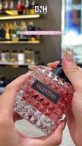 Valentino Donna Born in Roma EDP✨  Khi sự nữ tính hòa quyện cùng nét kiêu kỳ Ý 🇮🇹 🌸 Ngọt ngào, ấm áp nhưng đầy cuốn hút 💖 Hương hoa nhài tinh tế – vani quyến rũ – gỗ sang trọng 🌃 Hoàn hảo cho những buổi tối lãng mạn & sự kiện đặc biệt 👑 Nàng sẽ trở thành tâm điểm, để lại dấu ấn khó phai. ĐỊA CHỈ CỬA HÀNG : 🏠 72 Yersin - P Thủ Dầu Một - HCM (BD cũ) 🏠 227 Bàu Cát - P Bảy Hiền - HCM 🌎 https://dainuochoa.com/ ☎️ 097.566.6688 ( Tư vấn bán hàng ) 📲 096.488.8866 ( CSKH ) #Valentino #BornInRoma  #NuocHoaChinhHang #NuocHoaCaoCap #NuocHoaNu 