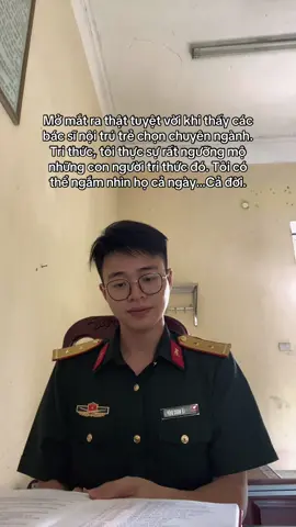 “Lớn rồi thích nhất được quen biết những người có ước mơ, nỗ lực tỏa sáng cho cuộc đời họ, vì dù không được nhìn gần như ánh đèn, nhưng cảm giác luôn được ngắm một ngôi sao sáng từ góc khuất xa. Họ thật đẹp…“ #fyp #xuhuong #43 #bacsinoitru #daihocyhanoi 