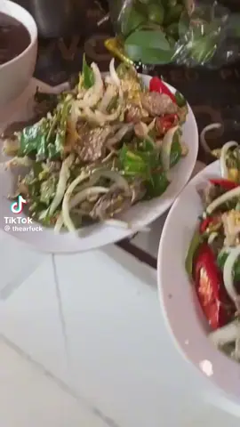 dm vừa thoát khỏi thịt chó sốt cà chua ..xong lại tới món này ...