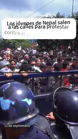 En Katmandú, multitudes de jóvenes se reunieron para expresar su enojo contra las restricciones de Internet y la corrupción. Un día histórico para la Generación Z de Nepal. #ProtestasEnNepal #LibertadEnInternet #PoderJoven #Katmandú #GlobalVoices