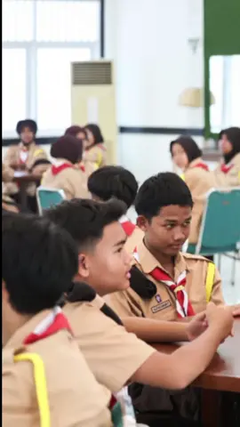 Hari ini saya berkesempatan meninjau Sekolah Rakyat Menengah Atas 10 Margaguna yang dijalankan oleh Kementerian Sosial. Saya menekankan bahwa tujuan mulia Sekolah Rakyat adalah membantu anak-anak dengan latar belakang kemiskinan ekstrem terbebas dari jerat kemiskinan, serta mempersiapkan generasi emas yang mampu bersaing di tingkat global. Sekolah Rakyat kini juga berfokus pada pembelajaran terdigitalisasi, salah satunya dengan penggunaan smart board untuk menunjang proses belajar siswa. Ke depan, jumlah Sekolah Rakyat akan terus kami tambah agar semakin banyak anak di seluruh pelosok tanah air mendapat akses pendidikan berkualitas. Pusat Pendidikan, Pelatihan, dan Pengembangan Profesi Kementerian Sosial, Jakarta, 11 September 2025. #fyp #prabowogibran2024 #sekolahrakyat #indonesia🇮🇩 #fyppppppppppppppppppppppp 