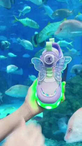 waw sepatu rodanya keren banget gini, oh iya ini tuh sepatu 2in1 ya #viraltiktok #fypage #fyppppppppppppppppppppppp #sepaturoda #sepatu 