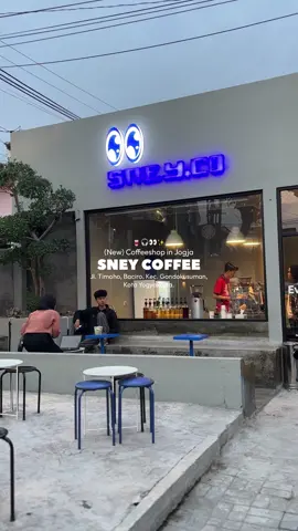 Rekomendasi coffeeshop & chill kalcer baru di jogja 🪩🚶‍♂️wajib masuk list, tempatnya asik buat nyore bareng temen 🥂✨ #cafejogjaviral #fyp #placetogojogja #coffeeshopjogja #sneycoffee 
