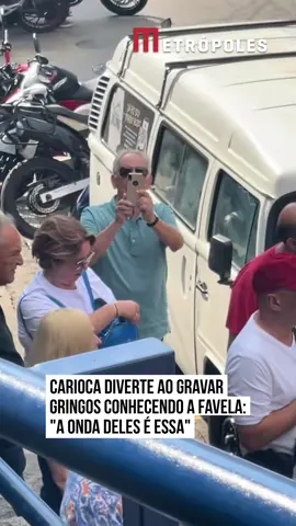🙃 Os #cariocas estão acostumados com a circulação de gringos pela região, mas as vezes a galera aparece com comportamentos que é impossível não estranhar.  O Patrick é morador da #favela e divertiu ao comentar sobre um grupo de turistas que estava conhecendo a área.  Os #viajantes pareciam impressionados com a 