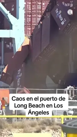 Decenas de contenedores caen de un buque de carga en Los Ángeles Más de 60 contenedores han caído por la borda de un barco en el puerto de Long Beach y han quedado flotando en el agua. Este puerto marítimo es uno de los más activos del país: el 40% de todos los contenedores de envío de Estados Unidos pasan por él. Algunos contenedores han caído sobre el STAX 2, un buque anticontaminación anclado en la ladera del Mississippi que captura emisiones. #Losangeles #longbeach #puerto