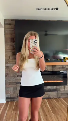 the perfect most comfortable mini skirt 🖤 #miniskirt #blackminiskirt #fashion #fashiontiktok #OOTD 