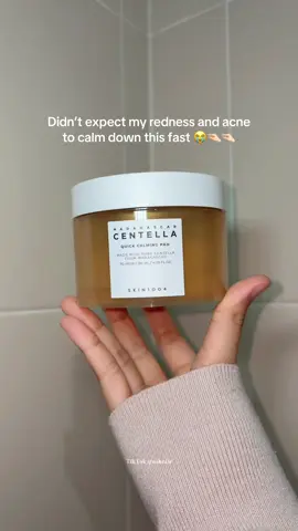 First time using this toner pad and honestly, obsessed 😭✨ #tonerpad #koreanskincare #skin1004 #tonerpadforacne #skin1004madagascarcentellaquickcalmingtonerpad 