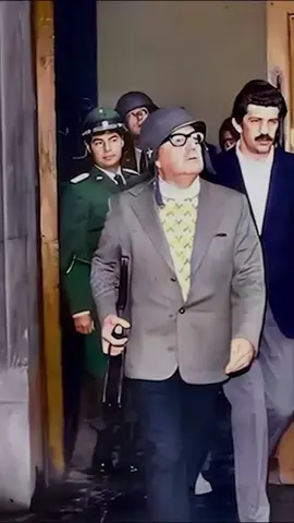 Se cumplen 52 años del golpe de Estado contra el presidente mártir, el valiente Salvador Allende. El bombardeo criminal y cobarde del Palacio de La Moneda se convirtió en la imagen del horror que cercenó la libertad de una Patria. Con un fusil y un casco, Allende tomó la decisión de morir por su pueblo antes que traicionar sus banderas. Su figura es un faro de dignidad para América Latina y el Caribe. Él trazó el camino de una revolución socialista, democrática y pacífica, que no le permitieron culminar. La traición y el fascismo demonizaron su liderazgo para justificar su derrocamiento, del mismo modo que hoy se intenta con la Patria de Bolívar. Pero el sacrificio no fue en vano porque su espíritu de lucha y rebeldía es el motor de los pueblos que caminan con dignidad hacia su propio destino. Allende vive en la Revolución Bolivariana. Su historia, su mensaje y su resistencia son valores que nutren nuestra lucha contra el imperialismo. ¡Que el pueblo chileno se sienta orgulloso! ¡Honor y gloria para Salvador Allende!