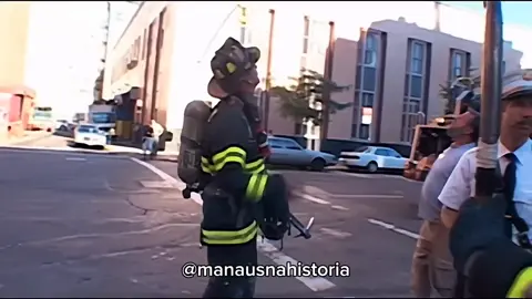 🕊️ 24 Anos do Ataque às Torres Gêmeas 🕊️ Hoje, 11 de setembro de 2025, marca o 24º aniversário dos ataques terroristas às Torres Gêmeas do World Trade Center, em Nova York. O atentado, realizado pela Al-Qaeda, resultou na morte de quase 3 mil pessoas e deixou mais de 6 mil feridos. Na manhã de 11 de setembro de 2001, quatro aviões foram sequestrados: ✈️ Dois atingiram as Torres Gêmeas. ✈️ Um colidiu com o Pentágono. ✈️ O quarto caiu na Pensilvânia, após a coragem dos passageiros que tentaram retomar o controle. Esse evento mudou o mundo, influenciando políticas de segurança, economia e relações internacionais. Hoje, lembramos as vítimas e os heróis daquele dia, reafirmando nosso compromisso com a memória e a paz. 🕊️