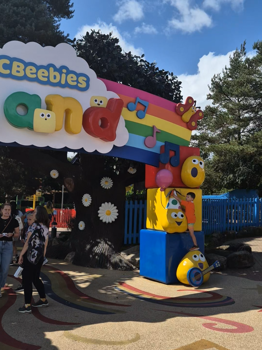 Had the best time at Cbeebies Land!! Thank you @Alton Towers Resort   #cbeebies #cbeebiesland #altontowers #heydougie #bluey 