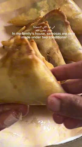 سمبوسة لحم|Beef sambosa المكونات (Ingredients): 	•	1 كيلو بصل – 1 kg onion 	•	1 كيلو لحم مفروم – 1 kg minced meat 	•	4 فصوص ثوم مهروس – 4 cloves crushed garlic 	•	4 أصابع فلفل حار – 4 hot chili peppers 	•	كزبرة وبقدونس مفرومين – Chopped coriander & parsley 	•	بهارات: 	•	كمون – Cumin 	•	فلفل أسود – Black pepper 	•	كزبرة ناشفة – Ground coriander 	•	كركم – Turmeric 	•	رشة قرفة – A pinch of cinnamon 	•	ملح – Salt 	•	عصرة ليمون – A squeeze of lemon juice #fyp #viral #samosa 