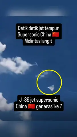 🛫 Você já viu o que a China está construindo nos céus silenciados pelo stealth? O J-36, ou “Jet Tempo Supersonic”, não é apenas mais um protótipo — é uma declaração de poder aeronáutico. Quer saber por que esse jato pode mexer com o tabuleiro global? Cola aqui: O J-36 é um avião furtivo de sexta geração em desenvolvimento pela Chengdu Aircraft Corporation. Projetado para superioridade aérea e ataque estratégico, há quem especule que ele possa funcionar como um bombardeiro leve capaz de penetrar defesas aéreas complexas. Sua configuração traz asas em double delta e fuselagem sem cauda vertical, ideal para reduzir a assinatura de radar. Ele conta com três motores, dois laterais e um dorsal, com entradas supersônicas que favorecem desempenho e furtividade. Estima-se que alcance velocidades de até Mach 2,5, com supercruise em torno de Mach 1,9, além de teto operacional acima dos 20 mil metros. Com capacidade para carregar entre 10 e 13 toneladas de armamento interno, alcance superior a 3.000 km e cockpit possivelmente para dois tripulantes lado a lado, o J-36 não é só uma aeronave — é um avanço estratégico. O vídeo que circula mostrando seus voos prova que o projeto já está em fase avançada de testes e pode redefinir o equilíbrio aéreo no Pacífico. 👉 Siga Vídeos Variados Curta, Comente, Salve e Ajude o canal a crescer, fortalecendo nossa comunidade. #J36Revelado #AviaçãoStealth #CaçaDoFuturo #PoderAéreo #TecnologiaMilitar 