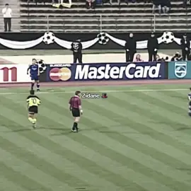 Zinedine Zidane era pura elegância em campo  #zinedinezidane #zidane #zidane🇫🇷 #fyp 