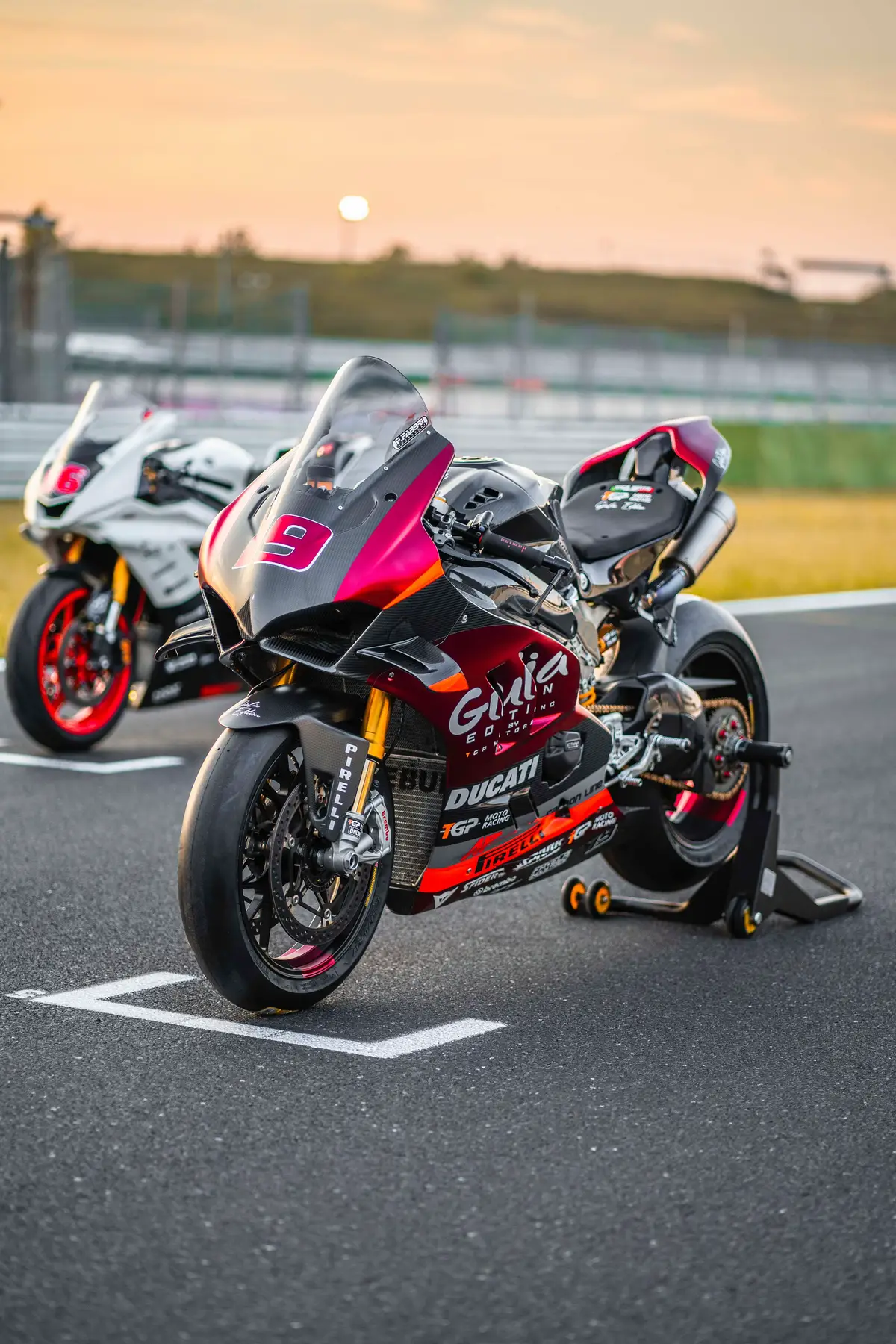 On the grid in Misano. The Panigale V4 R – Giulia Edition ready to shine, just in time for MotoGP Rimini. 🇮🇹🔥 Italian bike. Italian track. The perfect match. 🛠 Built by @tgpmotoracing 🧢 Style: @zweineunneun299 🛒 Gear & Parts: @tgp.shop | tgp-shop.com 📍 TGP MotoRacing – Am Bach 4, 85659 Forstern 🇩🇪 💻 tgp-racing.com #giuliaedition #panigalev4r #ducatipanigale #tgpmotoracing #zweineunneun299            