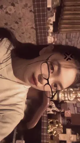 beta belum tau tapi jujur dia Gaga hahay #crossnecklace #kalingsalib #septemberbaby #kacamata #blackglasses 