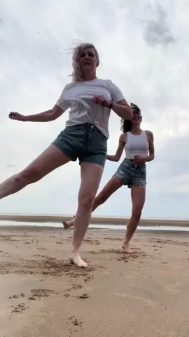 Helpless in the wind with @nat.shuffles  DC @✨WILDRISING SHUFFLE✨  #shuffle #beachshuffle #shuffledance #fyp 