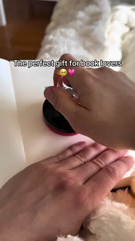 Such a thoughtful gift 💗🫶  #bookishgifts #gifts #giftsforreaders #bookstamp #booklover 